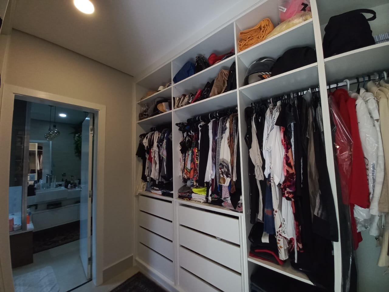 Casa de condomínio à venda no bairro JARDIM RESIDENCIAL DONA MARIA JOSÉIndaiatuba: Closet da Suíte Master Inferior