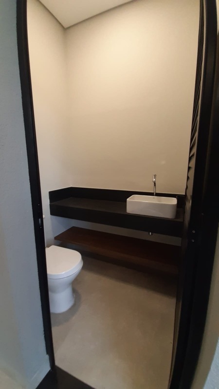 Casa de condomínio à venda no bairro JARDIM RESIDENCIAL VIENAIndaiatuba: Lavabo