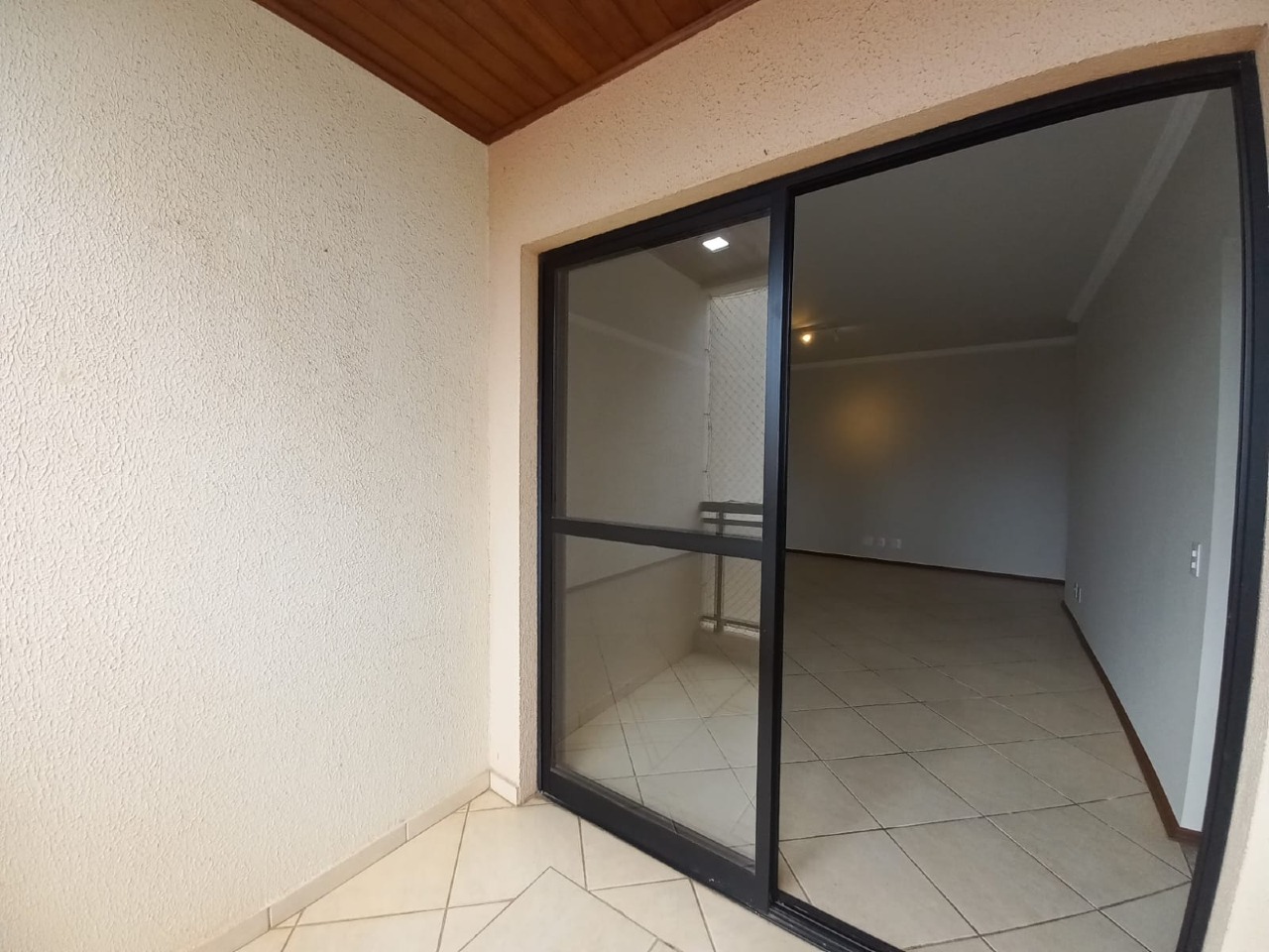 Apartamento para aluguel no bairro CENTROIndaiatuba: Sacada da Sala