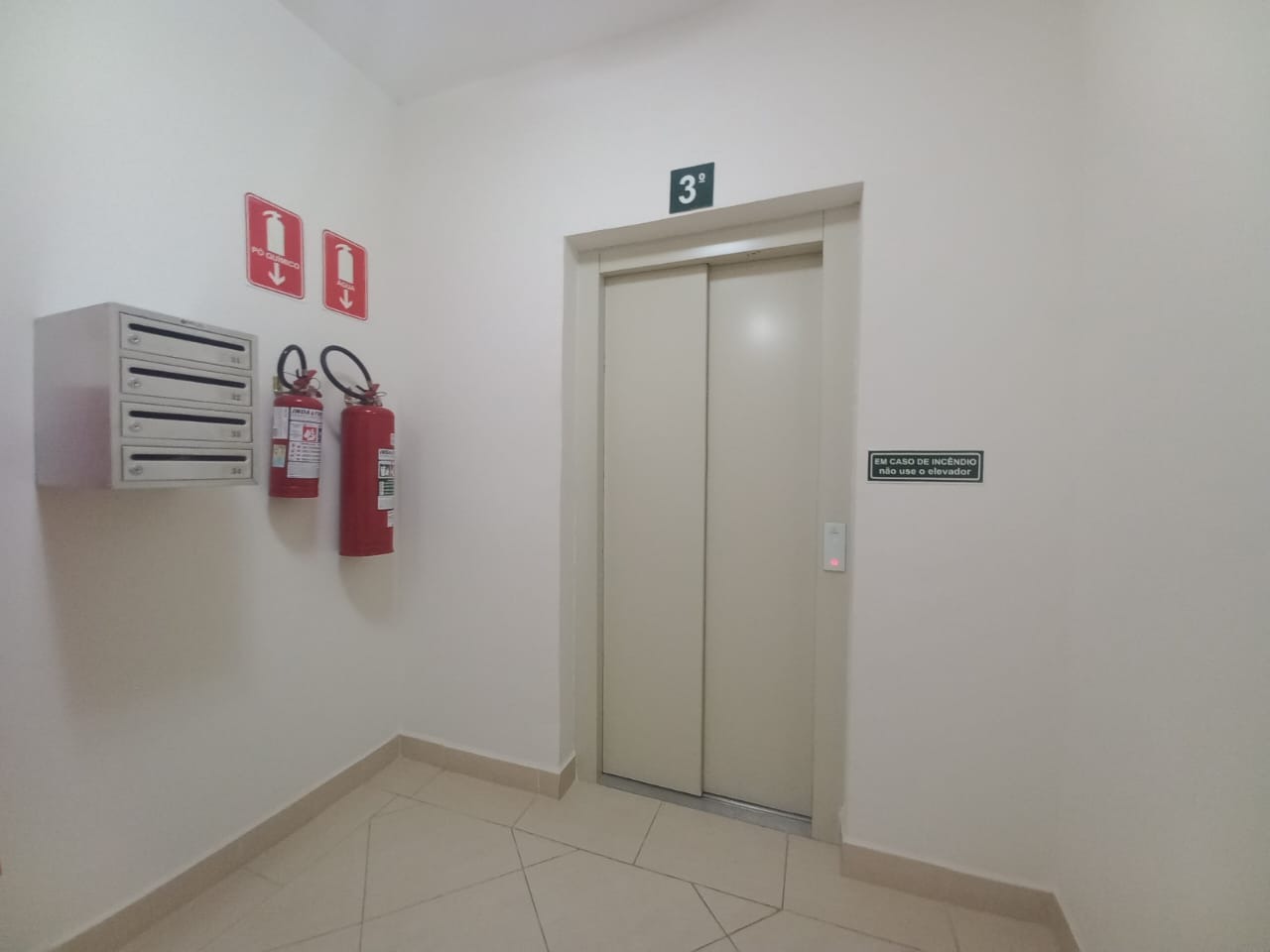 Apartamento para aluguel no bairro JARDIM MOACYR ARRUDAIndaiatuba: Hall do Elevador