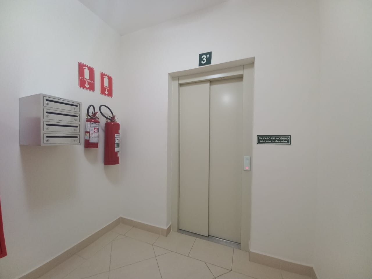 Apartamento para aluguel no bairro JARDIM MOACYR ARRUDAIndaiatuba: Hall do elevador