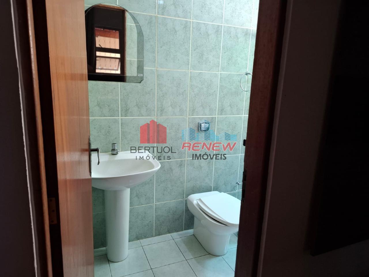 Casa à venda Centro em Vinhedo: banheiro da sala de TV no piso térreo