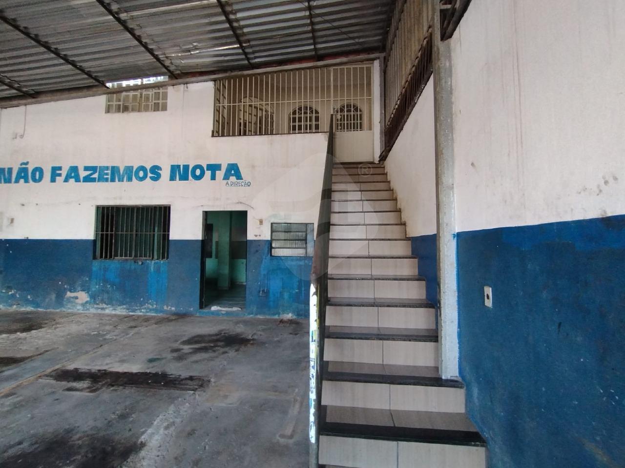 Galpão para aluguel no Vila Bretas: ESCADA 2° ANDAR