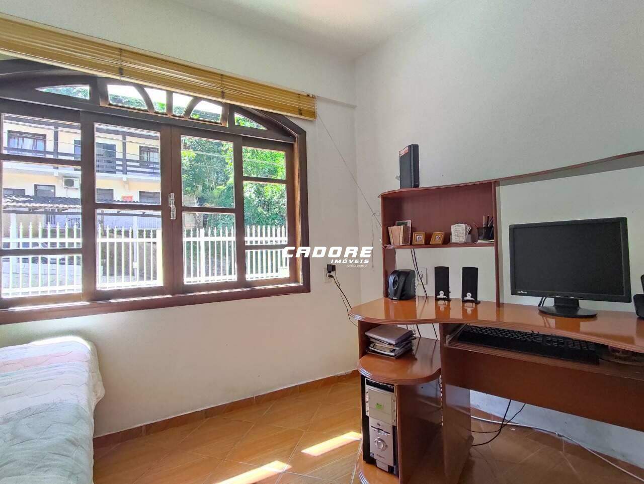 Casa com 3 Dormitórios - Glória — foto 4