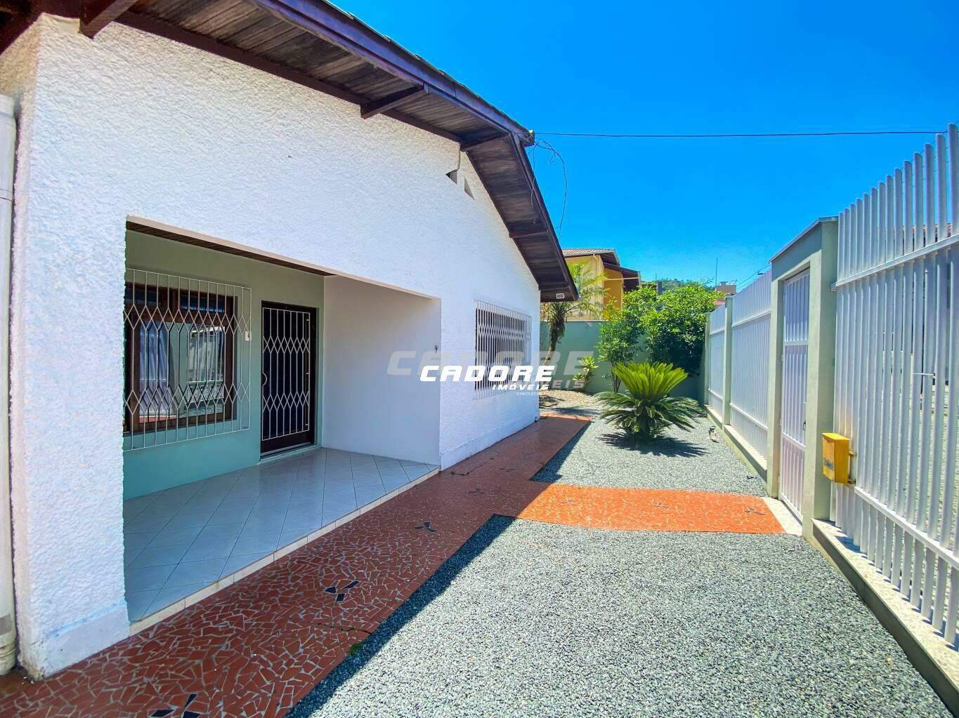 Casa de esquina à poucos passos da Cooper - foto 1