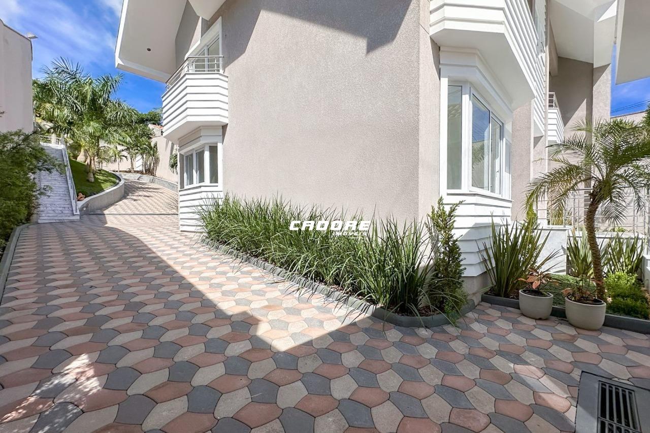 Casa De Alto Padrão com 3 Dormitórios Sendo 3 Suítes e Um Amplo Espaço de Área Externa Com Campo De Futebol! | Cadore Imóveis — foto 2