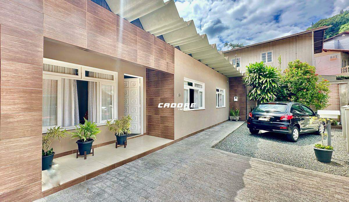 Casa mobiliada com terreno espaçoso e área com churrasqueira no bairro Garcia!! - foto 1