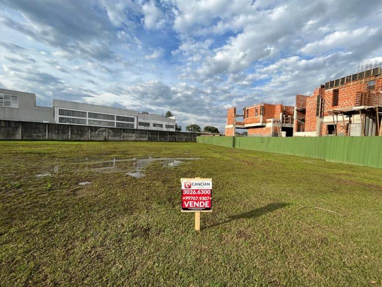 Terreno à venda no Camobi: 