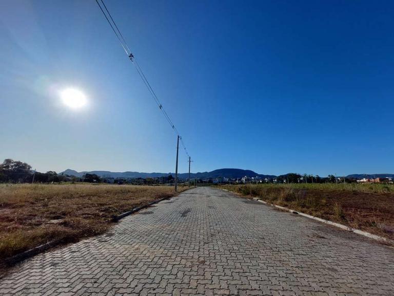 Terreno à venda no Camobi: 