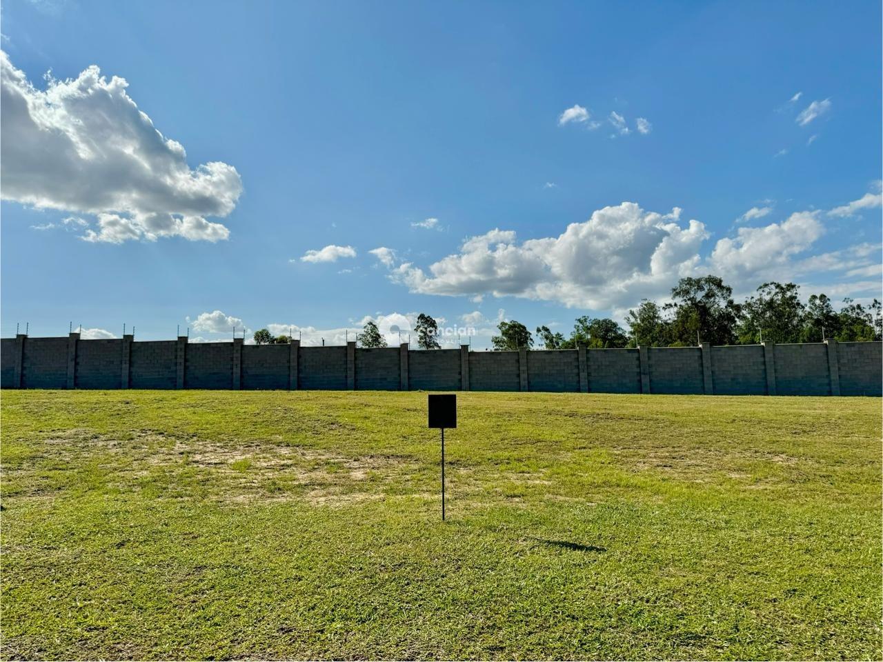 Terreno em condomínio à venda no Tomazetti: 