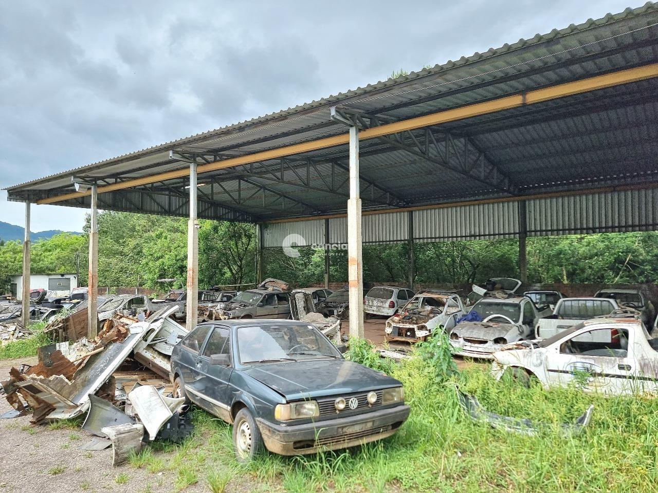 Pavilhão à venda no Camobi: