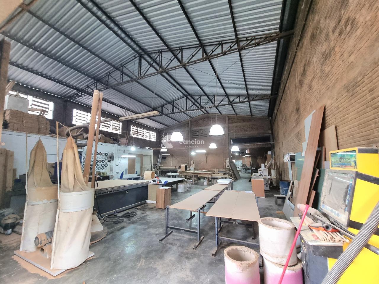 Pavilhão à venda no Camobi: