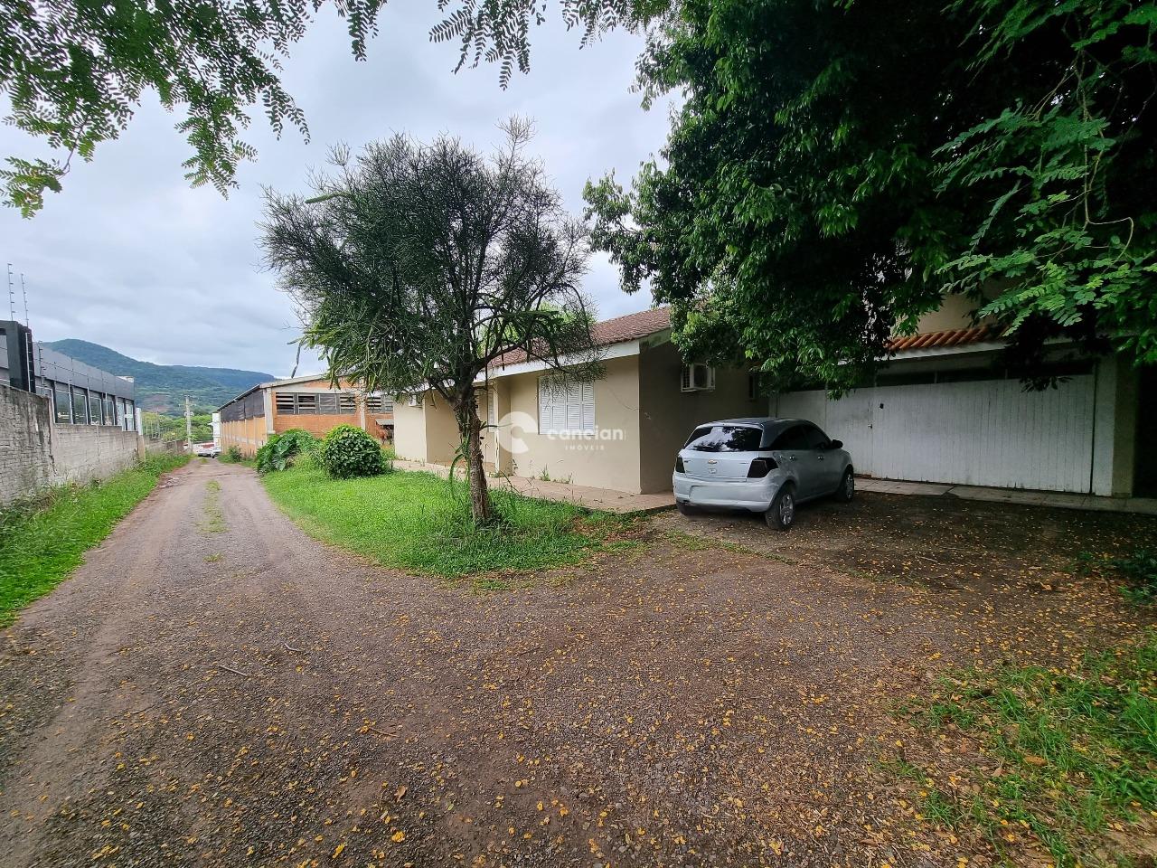 Pavilhão à venda no Camobi: