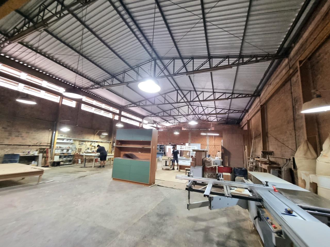 Pavilhão à venda no Camobi: