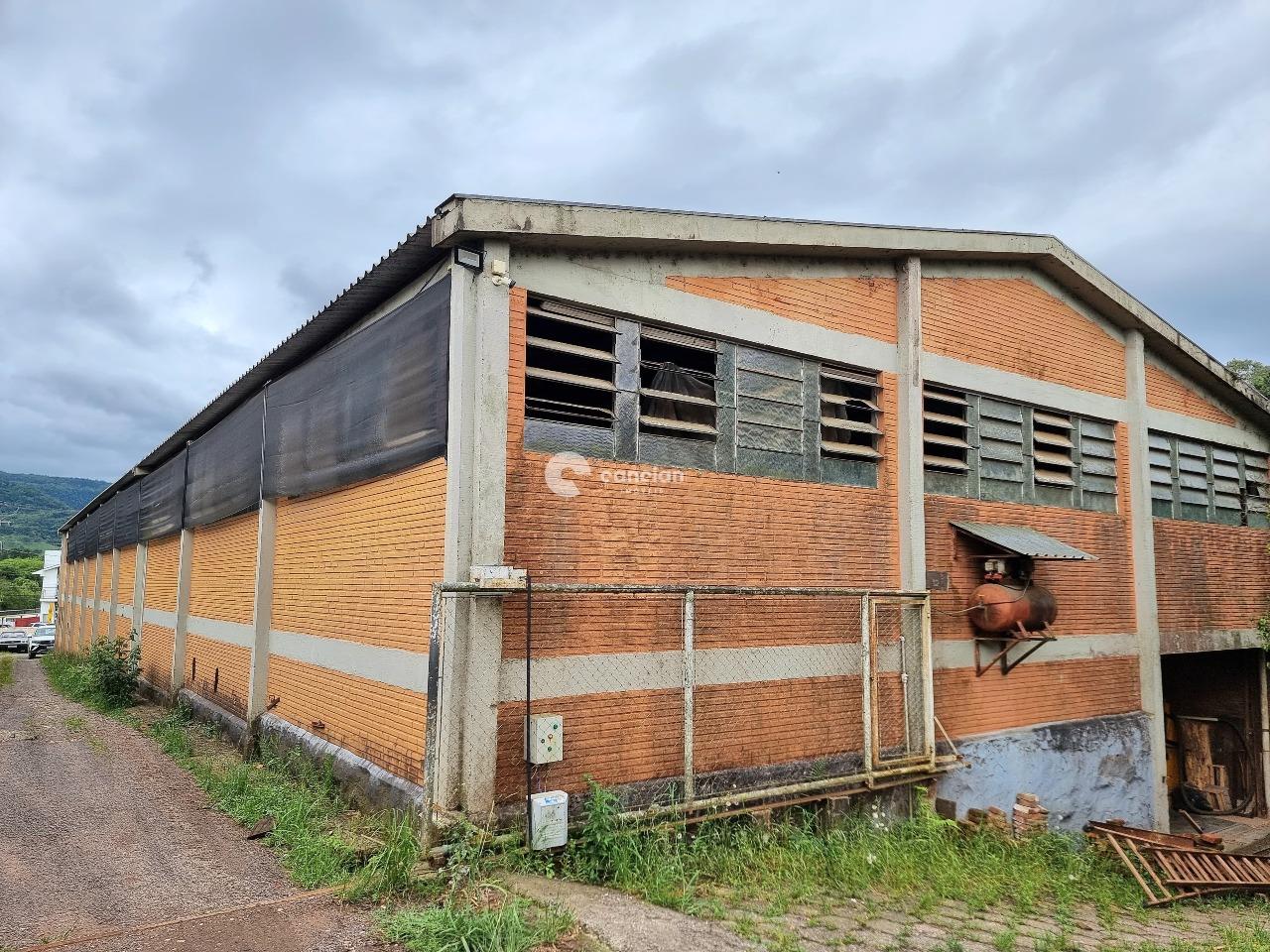 Pavilhão à venda no Camobi: