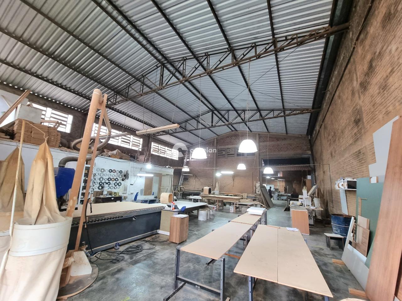 Pavilhão à venda no Camobi: