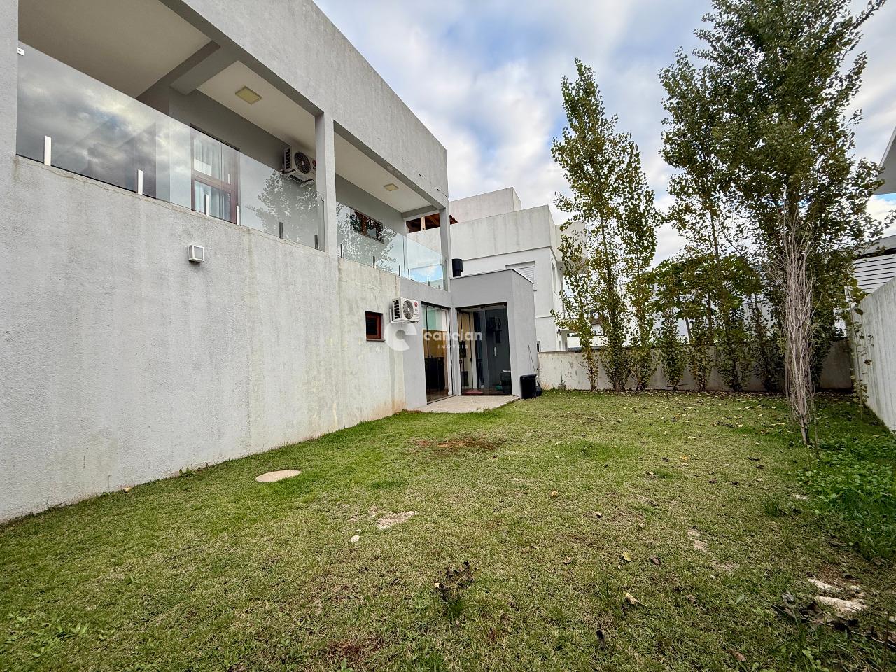 Casa de Condomínio à venda no Tomazetti: 