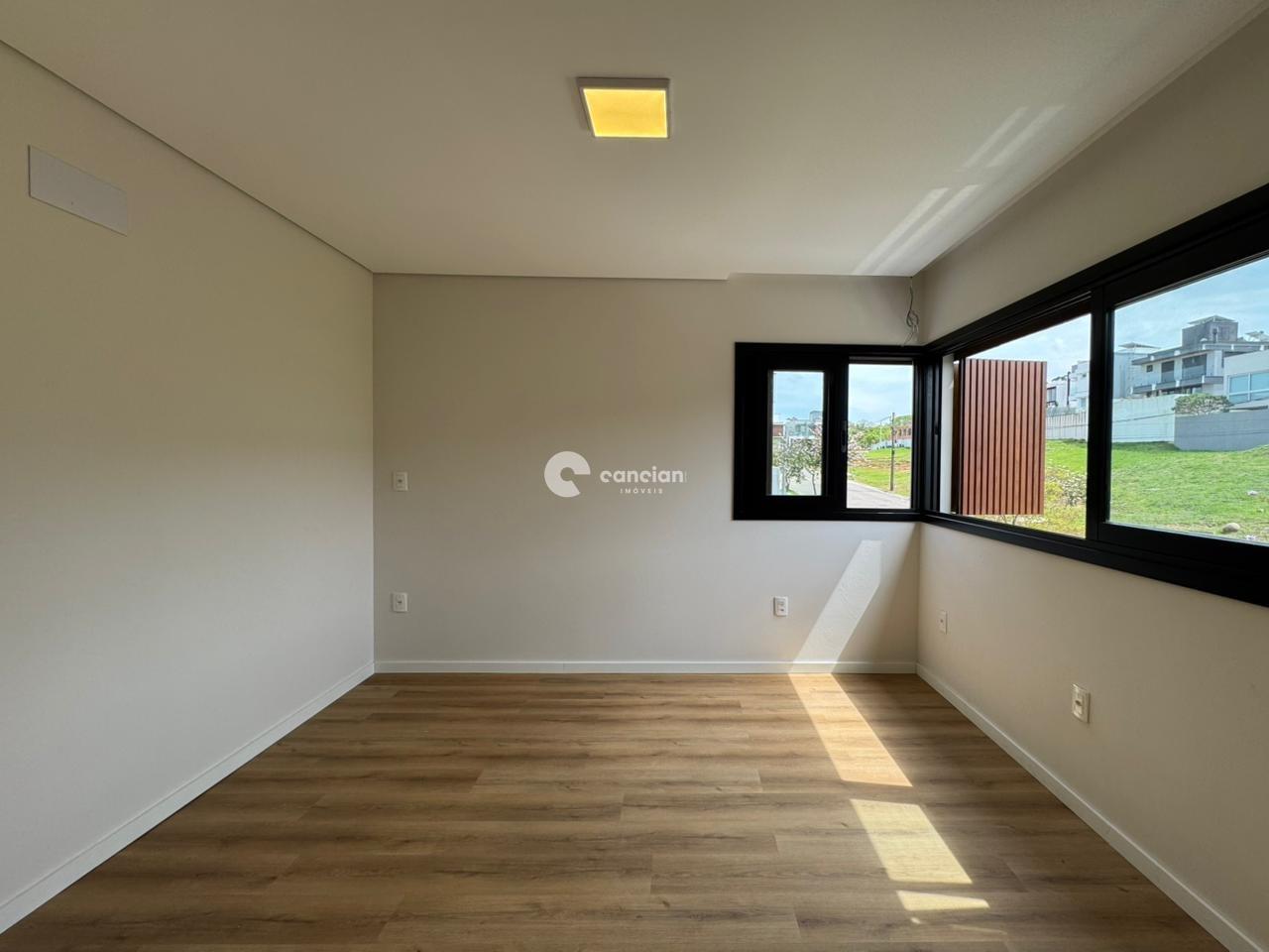 Casa de Condomínio à venda no Tomazetti: 