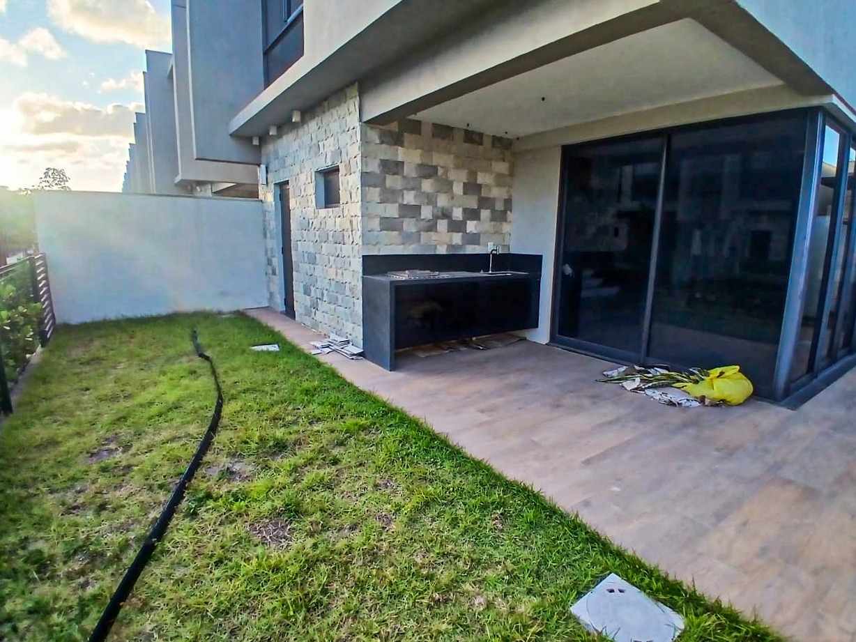 Casa em Condominio à venda no Intermares: 