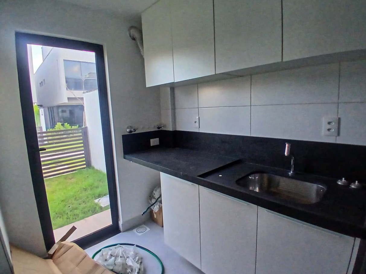 Casa em Condominio à venda no Intermares: 