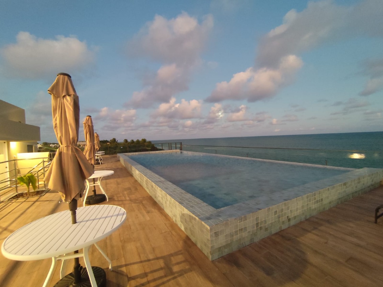 Apartamento 3 quartos ( 2 suítes ) para à venda em Centro - Tamandaré - Açores Tamandaré Flats - CTI imobiliaria: Piscina com Deck