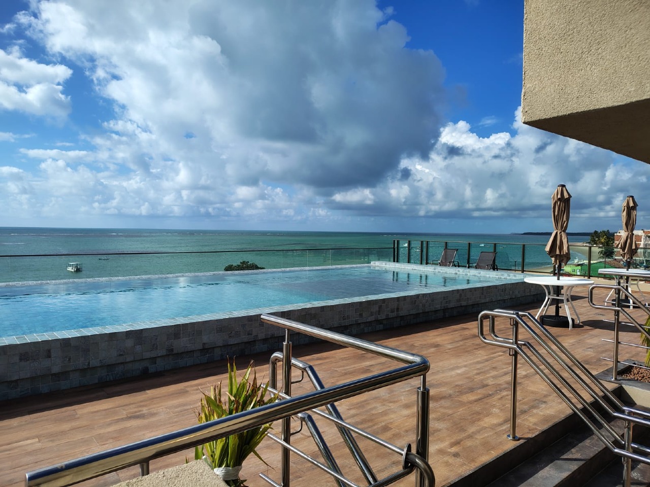 Apartamento 3 quartos ( 2 suítes ) para à venda em Centro - Tamandaré - Açores Tamandaré Flats - CTI imobiliaria: Piscina com Deck