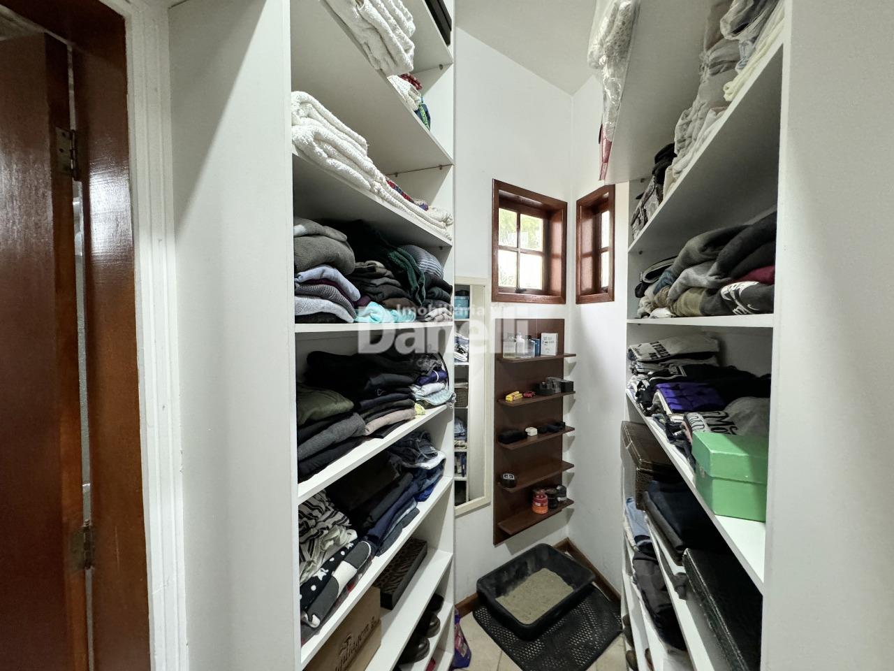 Casa em Condomínio à venda no Piracangaguá: 