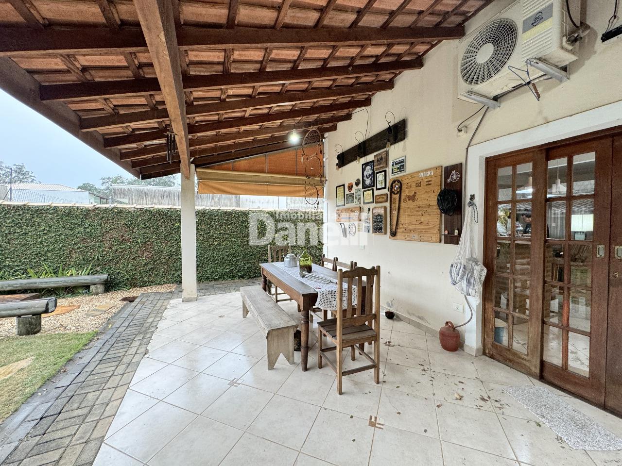 Casa em Condomínio à venda no Piracangaguá: 