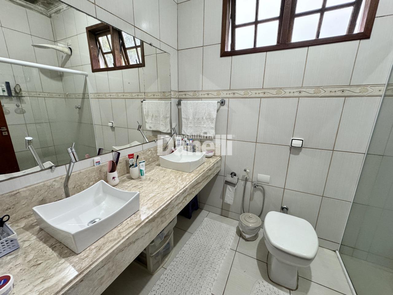 Casa em Condomínio à venda no Piracangaguá: 