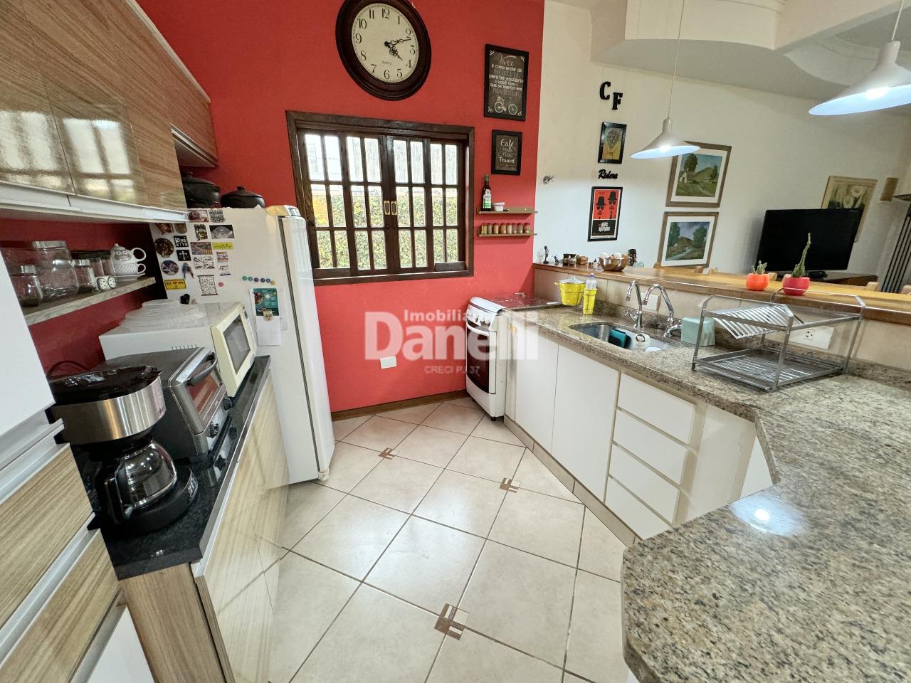 Casa em Condomínio à venda no Piracangaguá: 