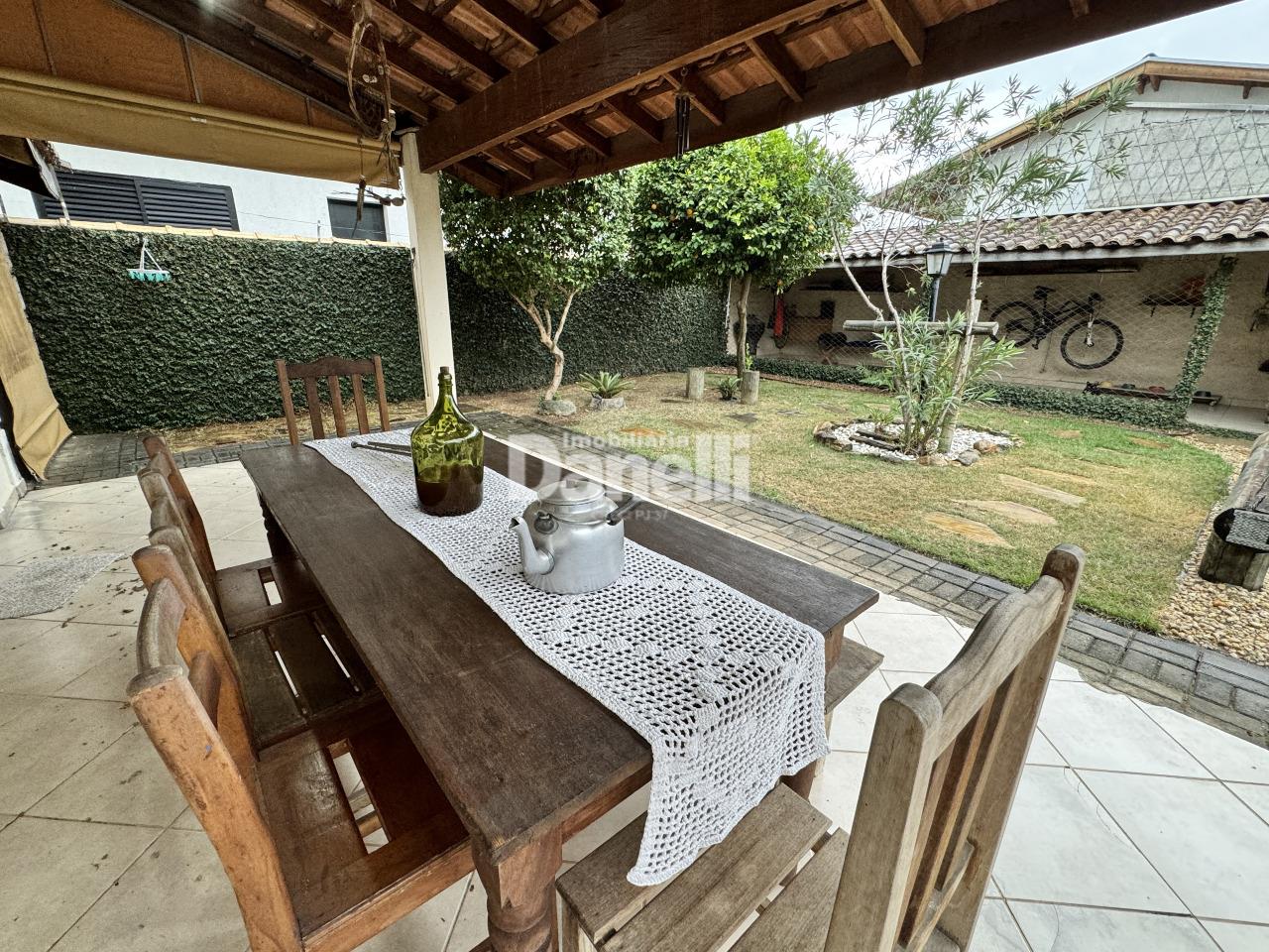 Casa em Condomínio à venda no Piracangaguá: 