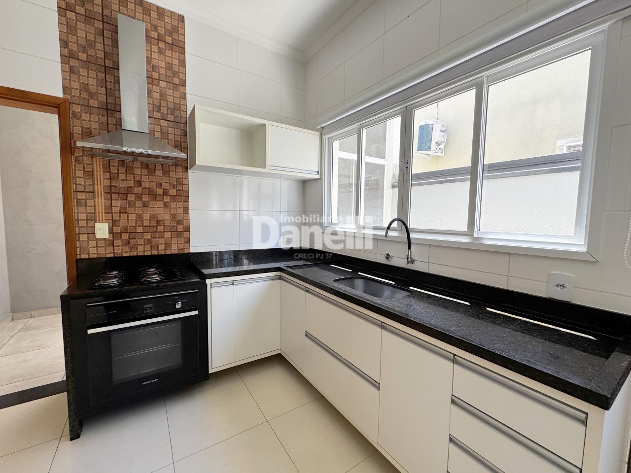 Casa em Condomínio à venda no Piracangaguá: 