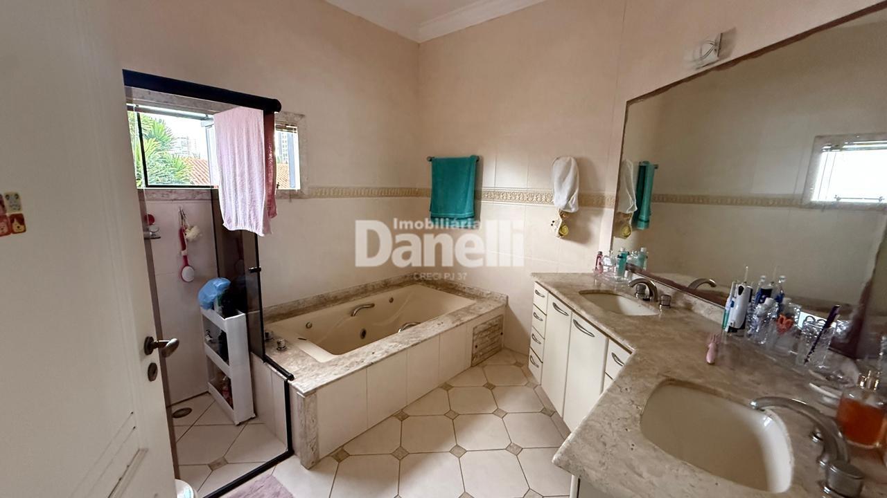 Casa em Condomínio à venda no Condomínio Village Taubaté: banheiro suite master 