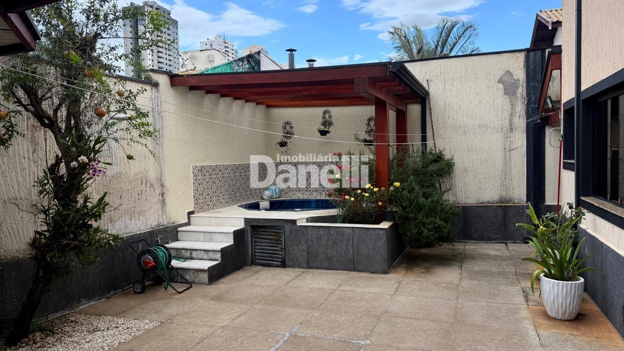 Casa em Condomínio à venda no Condomínio Village Taubaté: deck com ofurô