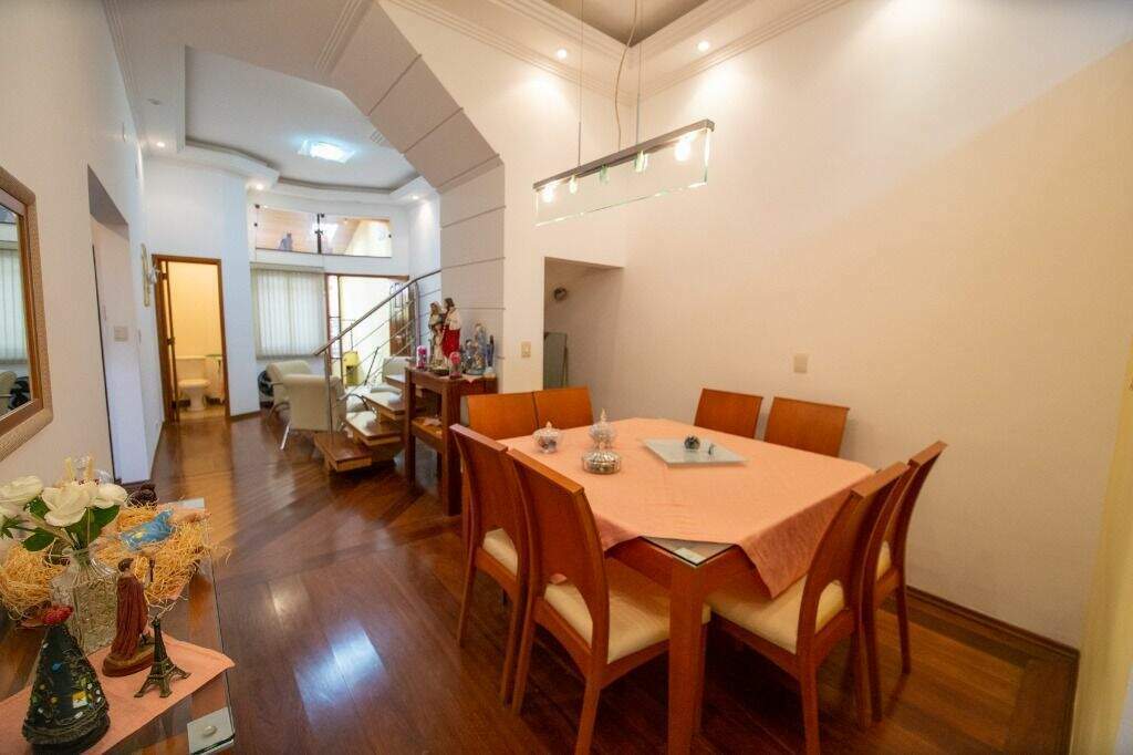 Sobrado à venda no Vila Eldízia: 