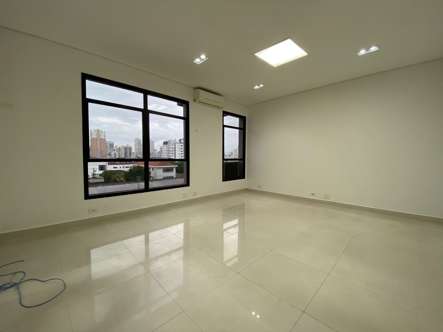 Sala à venda no Vila Mathias: 