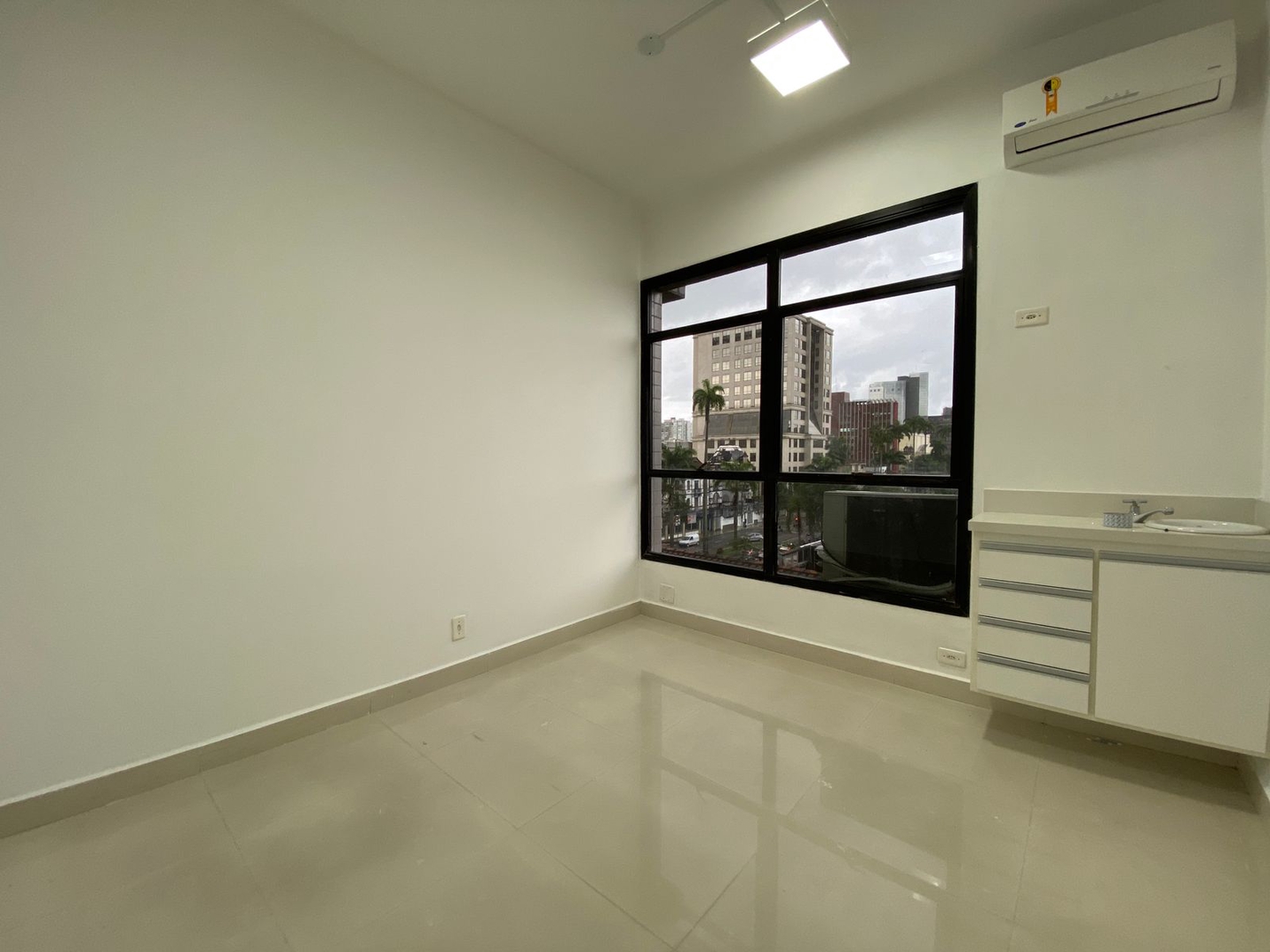 Sala à venda no Vila Mathias: 