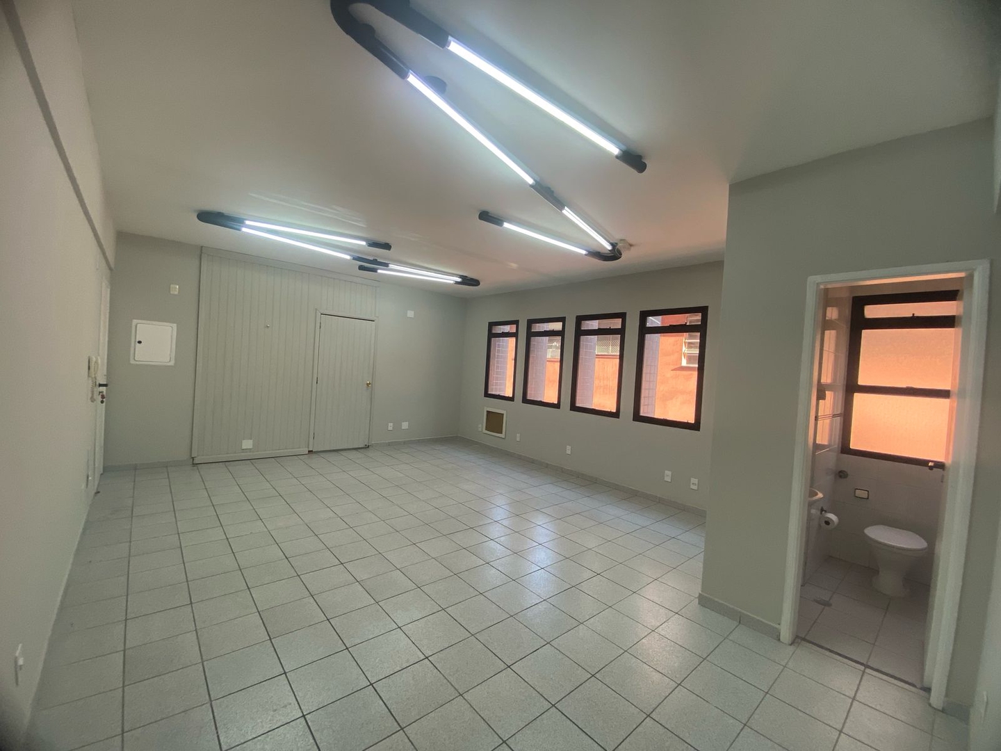 Sala à venda no Vila Mathias: 