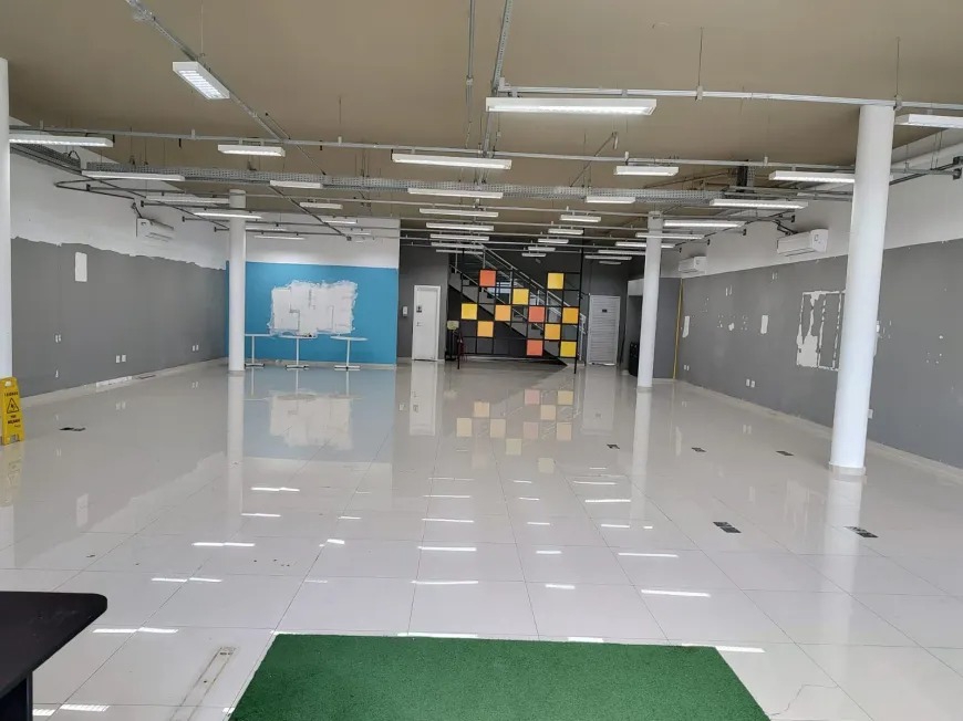 Loja para aluguel no Embaré: 