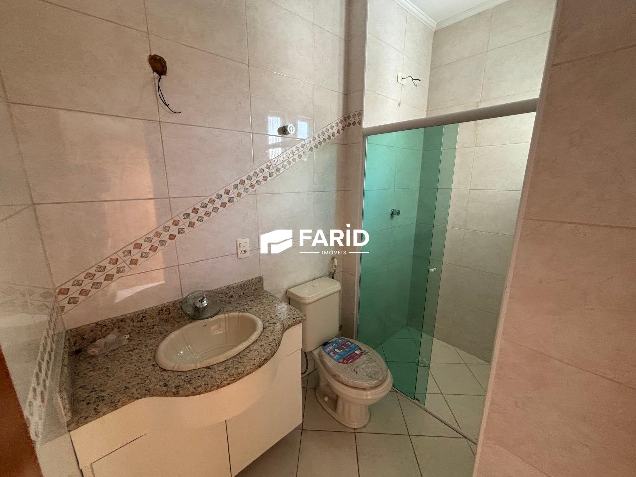 420 | 4 quartos | 3 suítes | 2 vagas: Banheiro da suíte 1 (pavimento superior)