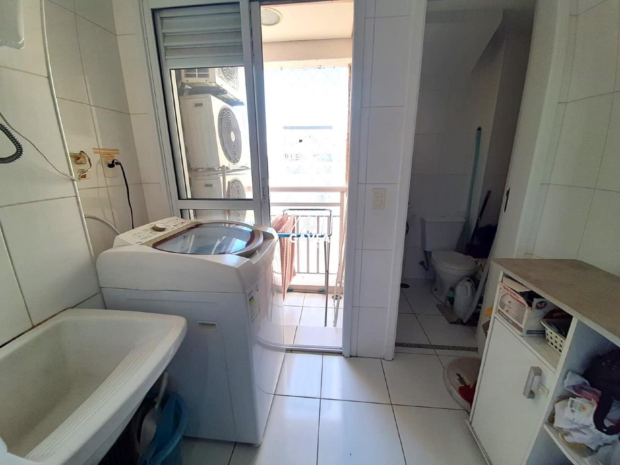 Cobertura à venda no Ponta da Praia: área de serviço e banheiro serviço