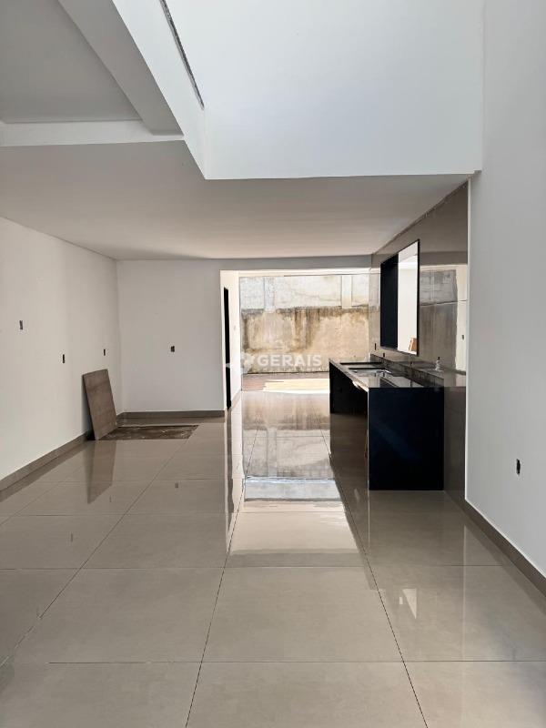 Casa à venda no MANOEL VALINHAS: 04 - COZINHA