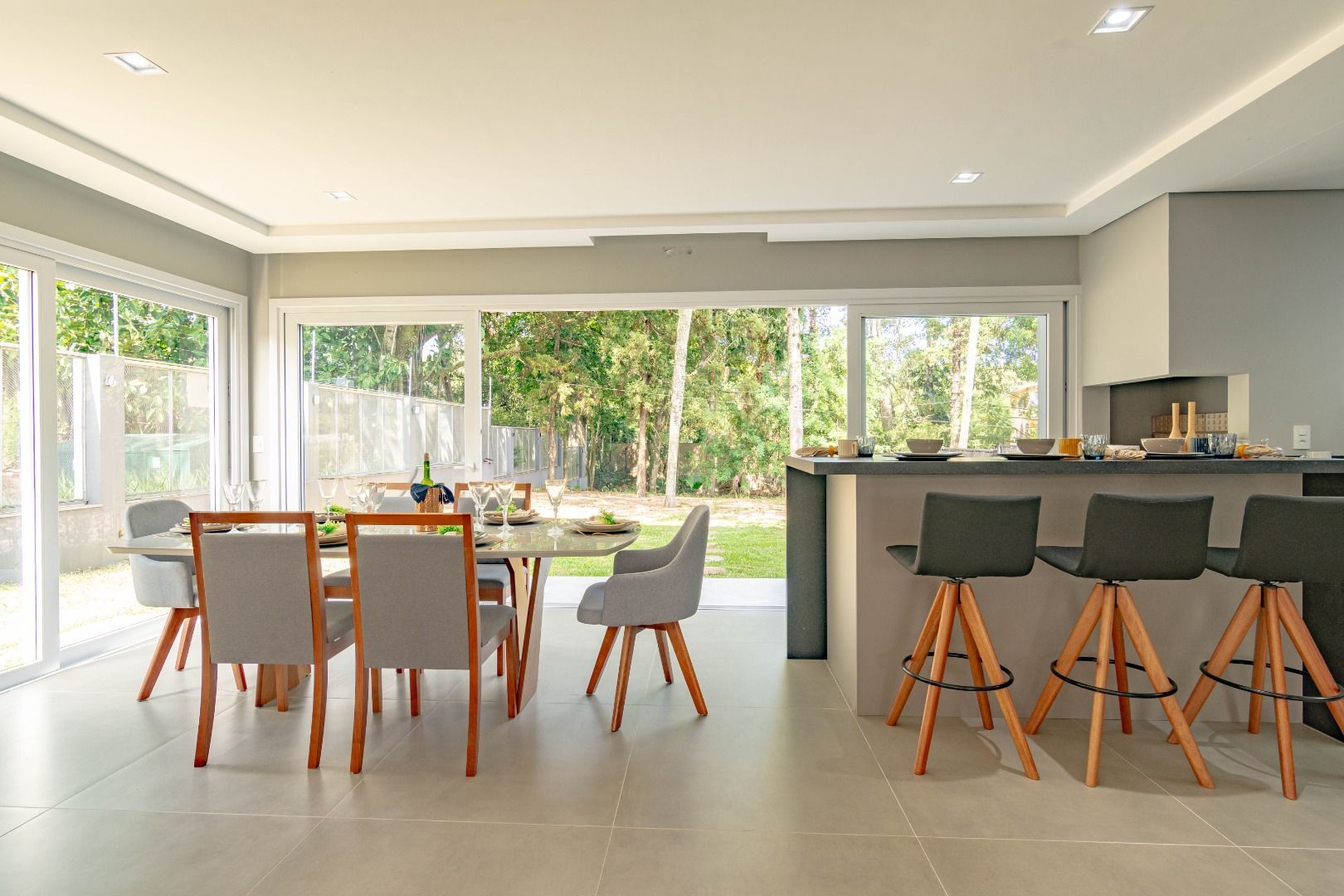 Casa com 3 quartos para aluguel, 310m² - Pedra Redonda - Porto Alegre: 