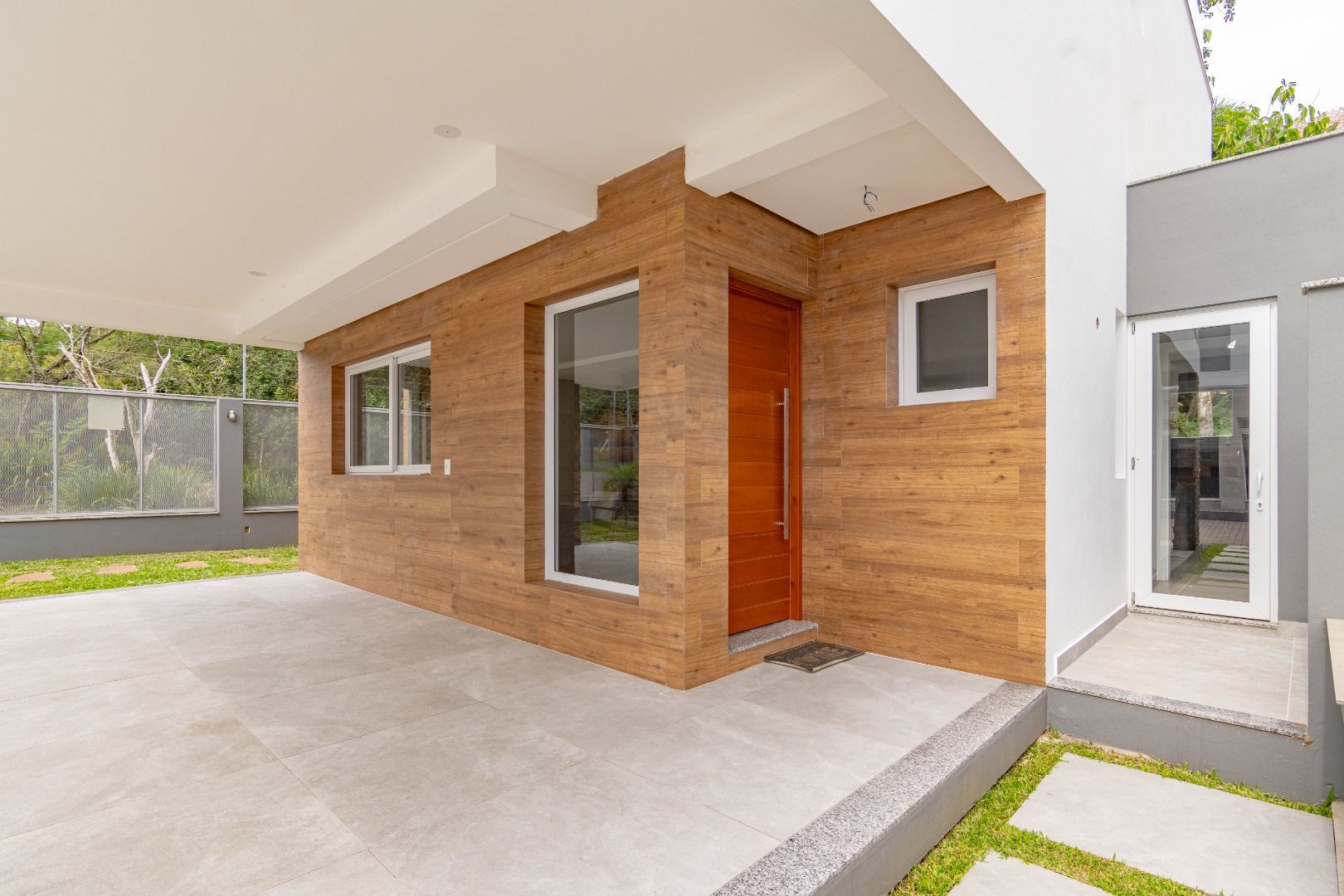 Casa com 3 quartos para aluguel, 310m² - Pedra Redonda - Porto Alegre: 