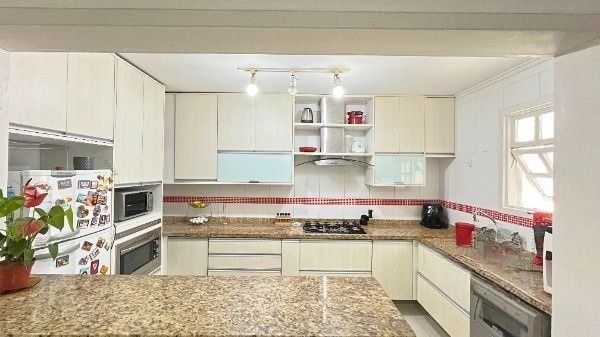 Casa com 4 quartos para aluguel, 262m² - Camaquã - Porto Alegre: 