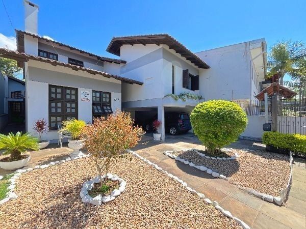 Casa com 4 quartos para aluguel, 262m² - Camaquã - Porto Alegre: 