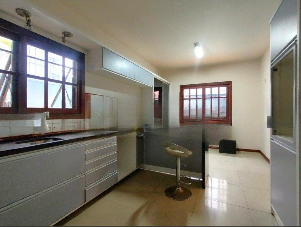 Casa com 4 quartos para aluguel, 292m² - Jardim Itu Sabará - Porto Alegre: 