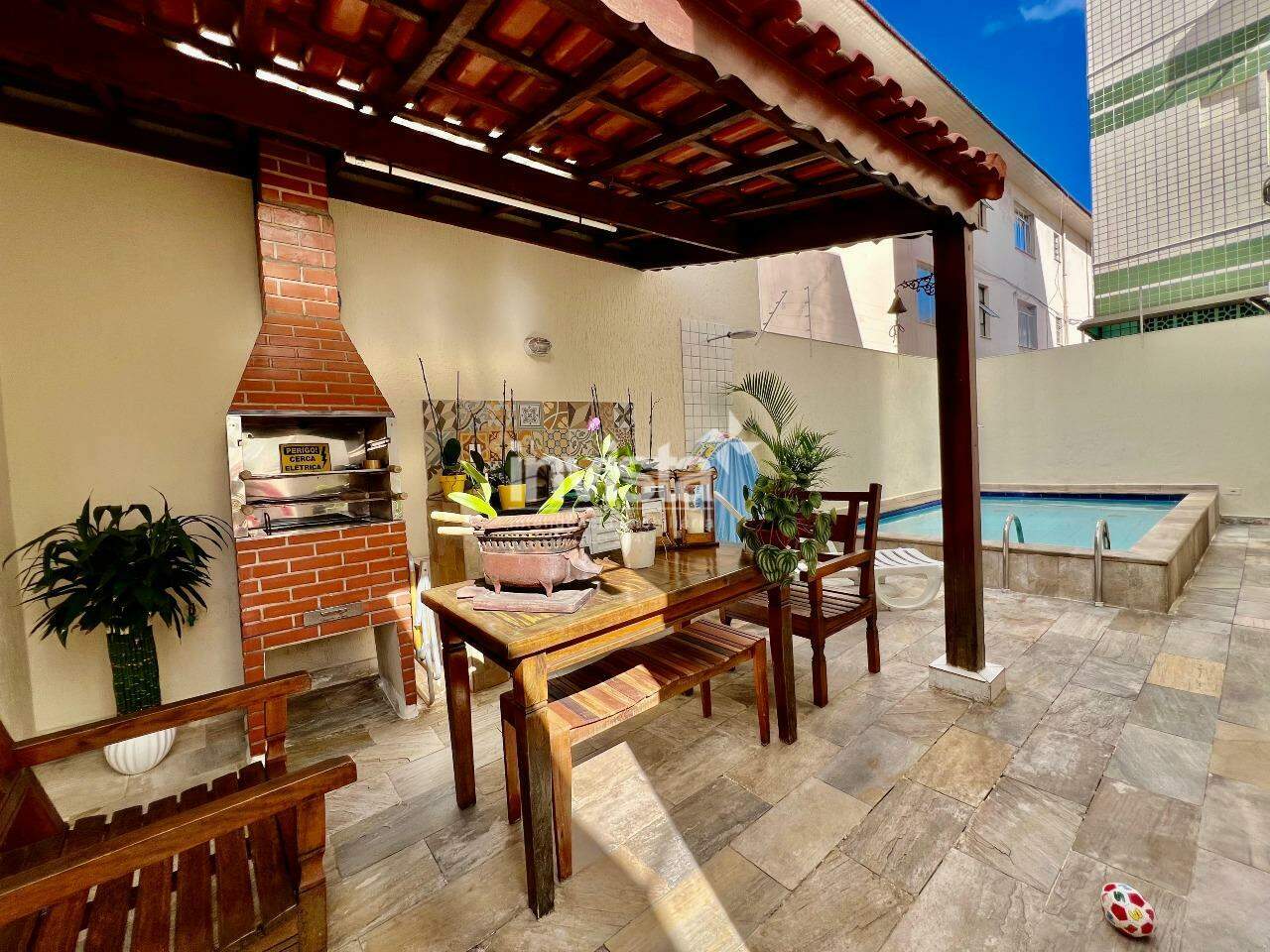 C&oacute;digo: 29738 R$ 1.349.000,00 Casa &agrave; venda no bairro Embar&eacute; 135 m&sup2; 3 quartos 2 vagas - Santos