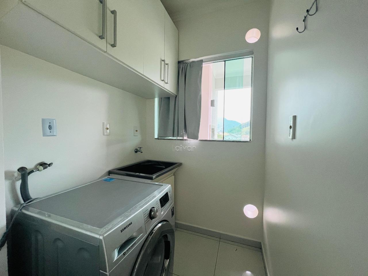 Apartamento à venda no Barra do Rio Cerro: 