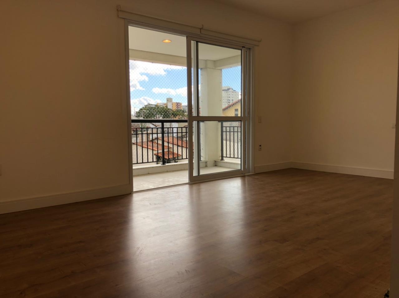 Apartamento à venda no Jardim Armênia: Sala dois ambientes com sacada